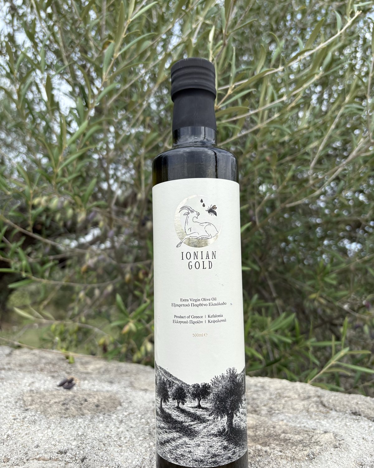 Butelka oliwy Ionian Gold 0,5 l z koziołkiem i pszczołą na etykiecie, w sklepie producenta na Kefalonii