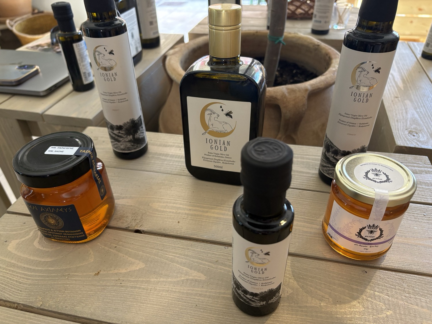 Oliwa i miód na drewnianych półkach w sklepie producenta na Kefalonii